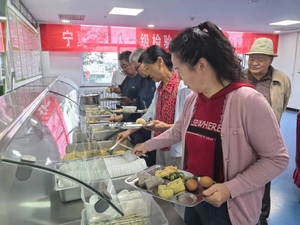 宁夏固原市隆德县老年养护院里，旅居老人在取早餐。（杨珍珍摄）